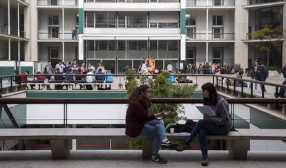 Estudiantes en el campus de la Universidad Pompeu Fabra en Barcelona.