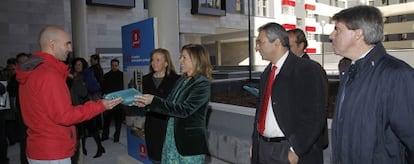 Ana Botella entrega las llaves de una vivienda en Vallecas.