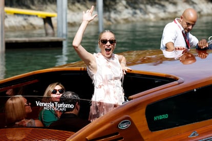 Chloe Sevigny saluda a las cámaras desde un barco durante la tercera jornada del Festival Internacional de Cine de Venecia, este viernes.