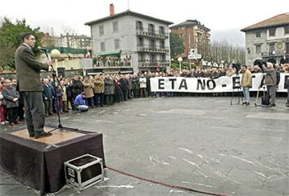 La manifestación ha finalizado en la plaza del Ayuntamiento, donde el secretario general del PSE, Patxi López ha leído un comunicado en el que ha afirmado que "en un país donde falta la libertad no hay más prioridad que luchar para acabar con ello, no hay nada más importante, ni intereses particulares que se puedan supeditar a este objetivo. No caben ni planes ni soluciones para contentar y acallar a la bestia, ni llamamientos para que ETA desaparezca por la gracia divina".