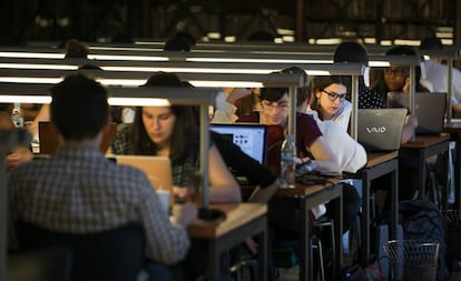 Estudantes em uma biblioteca na Espanha. 