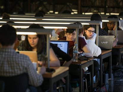 Estudantes em uma biblioteca na Espanha. 