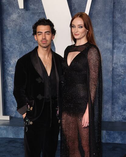 Sophie Turner y Joe Jonas. “Después de cuatro maravillosos años, hemos decidido terminar nuestro matrimonio de manera mutua y amistosa”, decía el comunicado conjunto que publicaron la actriz de ‘Juego de Tronos’ y el cantante de los Jonas Brothers el 6 de septiembre. Pero llegar a un acuerdo de divorcio no fue tarea fácil cuando la expareja comenzó a discutir sobre la custodia de sus dos hijas. Turner, que quería llevárselas de manera permanente al Reino Unido, denunció a Jonas alegando que estaba reteniendo los pasaportes de las niñas para que no pudieran salir de Estados Unidos. En octubre llegaron a un acuerdo temporal que concluye que cada uno se quedará con Willa, de tres años, y Delphine, de uno, durante dos semanas al mes y podrán viajar con ellas a cualquier lugar de los respectivos países en los que residen. Joe Jonas, que fue quien pidió el divorcio mientras Sophie Turner se enteraba por la prensa, según ella misma ha confesado, todavía no ha dado señales de un nuevo amor. Ella, en cambio, se ha dejado ver paseando amorosamente por Londres, entre besos y abrazos, con el aristócrata Peregrine Pearson, con quien ya se la había visto en la final del Mundial de Rugby celebrada en París. Su padre, Michael Pearson, es el cuarto vizconde de Cowdray y su madre, Marine Rose Cordle, hija de un diputado conservador.