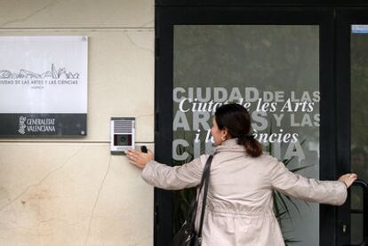 Una empleada entra en las oficinas de la Ciudad de las Artes y las Ciencias de Valencia.