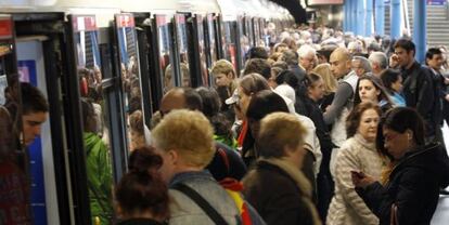 Usuarios del metro abarrotan en Príncipe Pío en 2013.