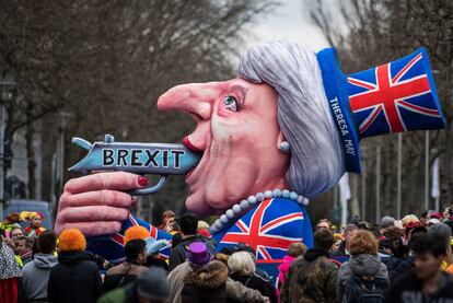 Una figura caricaturiza a la primera ministra británica, Theresa May, durante el satírico carnaval del Rose Monday Parade en Düsseldorf (Alemania), el 27 de febrero de 2017.