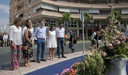 El líder del PP, Pablo Casado, participa en una ofrenda floral a las dos víctimas de ETA fallecidas en un atentado en Santa Pola en 2002.