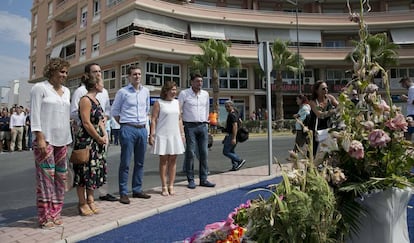 El líder del PP, Pablo Casado, participa en una ofrenda floral a las dos víctimas de ETA fallecidas en un atentado en Santa Pola en 2002. 