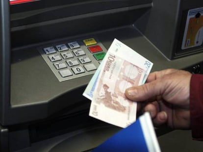 Un hombre retira euros de un cajero automático