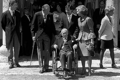 Poeta surgido en plena posguerra dentro de una corriente neoclásica, director de revistas literarias como Garcilaso, Poesía española y Mundo hispánico, José García Nieto fue elegido miembro de la Real Academia Española en 1982 y ha sido distinguido con una larga relación de premios hasta llegar a la concesión del Cervantes, en 1996.