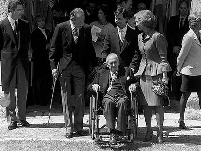 Poeta surgido en plena posguerra dentro de una corriente neoclásica, director de revistas literarias como Garcilaso, Poesía española y Mundo hispánico, José García Nieto fue elegido miembro de la Real Academia Española en 1982 y ha sido distinguido con una larga relación de premios hasta llegar a la concesión del Cervantes, en 1996.