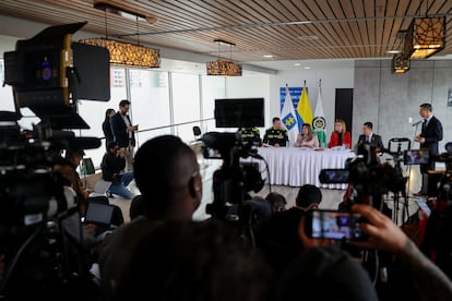 La fiscal general de Colombia, Luz Adriana Camargo, y el director general de la Policía de Colombia, Carlos Fernando Triana, en conferencia de prensa este lunes.