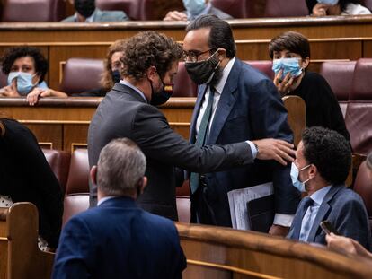 El portavoz de Vox, Iván Espinosa de los Monteros, y el diputado de ese partido José María Sánchez, después de que este último fuese expulsado del hemiciclo por llamar "bruja" a una parlamentaria socialista, el pasado 21 de septiembre.