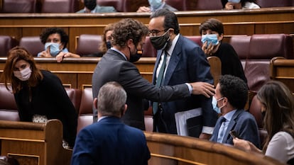 El portavoz de Vox, Iván Espinosa de los Monteros, y el diputado de ese partido José María Sánchez, después de que este último fuese expulsado del hemiciclo por llamar "bruja" a una parlamentaria socialista, el pasado 21 de septiembre.