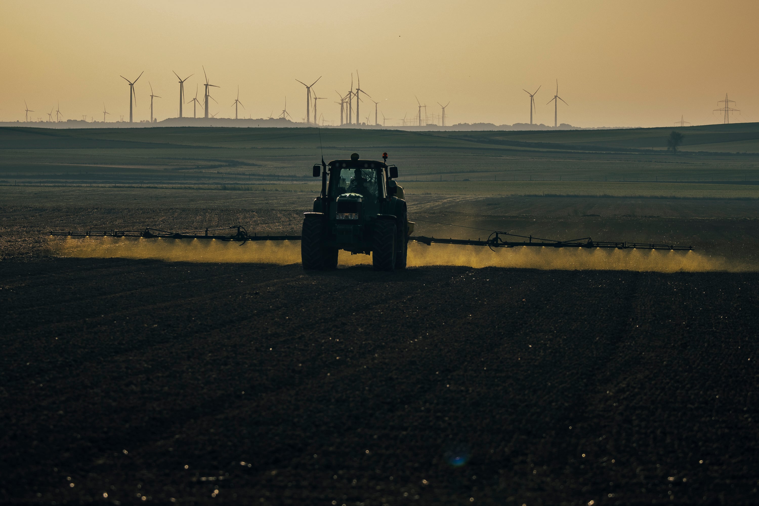 Un tractor en los campos de la provincia de Valladolid, el pasado 23 de febrero. 