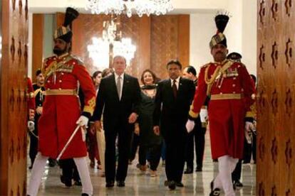 El presidente de Estados Unidos, George W. Bush, y el de Pakistán, Pervez Musharraf, durante una recepción en Islamabad.