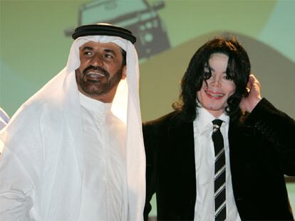 Michael Jackson, con el campeón de automovilismo Mohamad ben Sulayem, el domingo en Dubai.