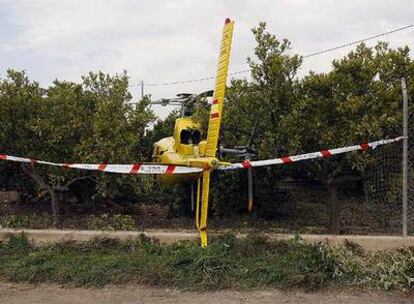 Estado en el que ha quedado el helicóptero que ha aterrizado de emergencia en un campo de naranjos de Elche (Alicante).