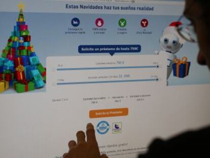 Un home consulta una pàgina de préstecs ràpids.
