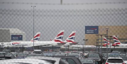 Vista del área de aparcamiento de aviones de British Airways en el aeropuerto londinense de Heathrow.