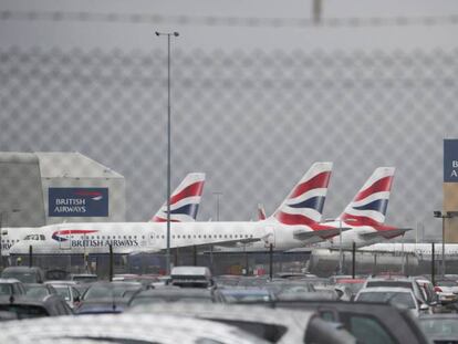 Vista del área de aparcamiento de aviones de British Airways en el aeropuerto londinense de Heathrow.