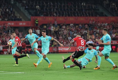 Oihan Sancet empata el partido ante el portero RCD Mallorca, Dominik Greif.