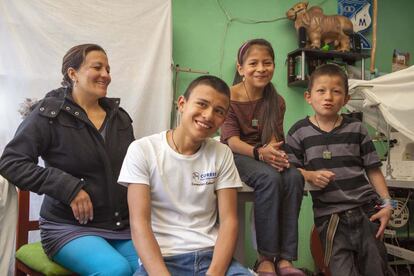 Desde hace siete años, Yerson realiza su vida con la ayuda de una prótesis  En la imagen, el adolescente se deja retratar junto a su madre y dos de sus hermanos.