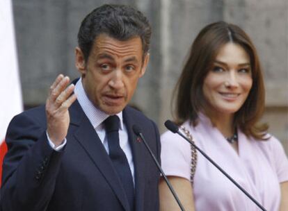 El presidente francés Nicolas Sarkozy, durante su comparecencia en México, junto a la primera dama Carla Bruni.