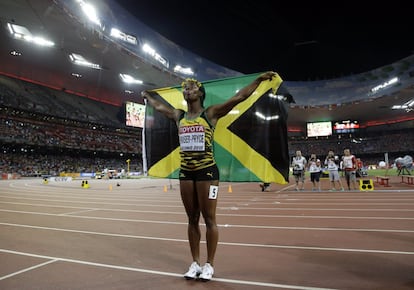 Shelly-Ann Fraser-Pryce posa con la bandera jamaicana