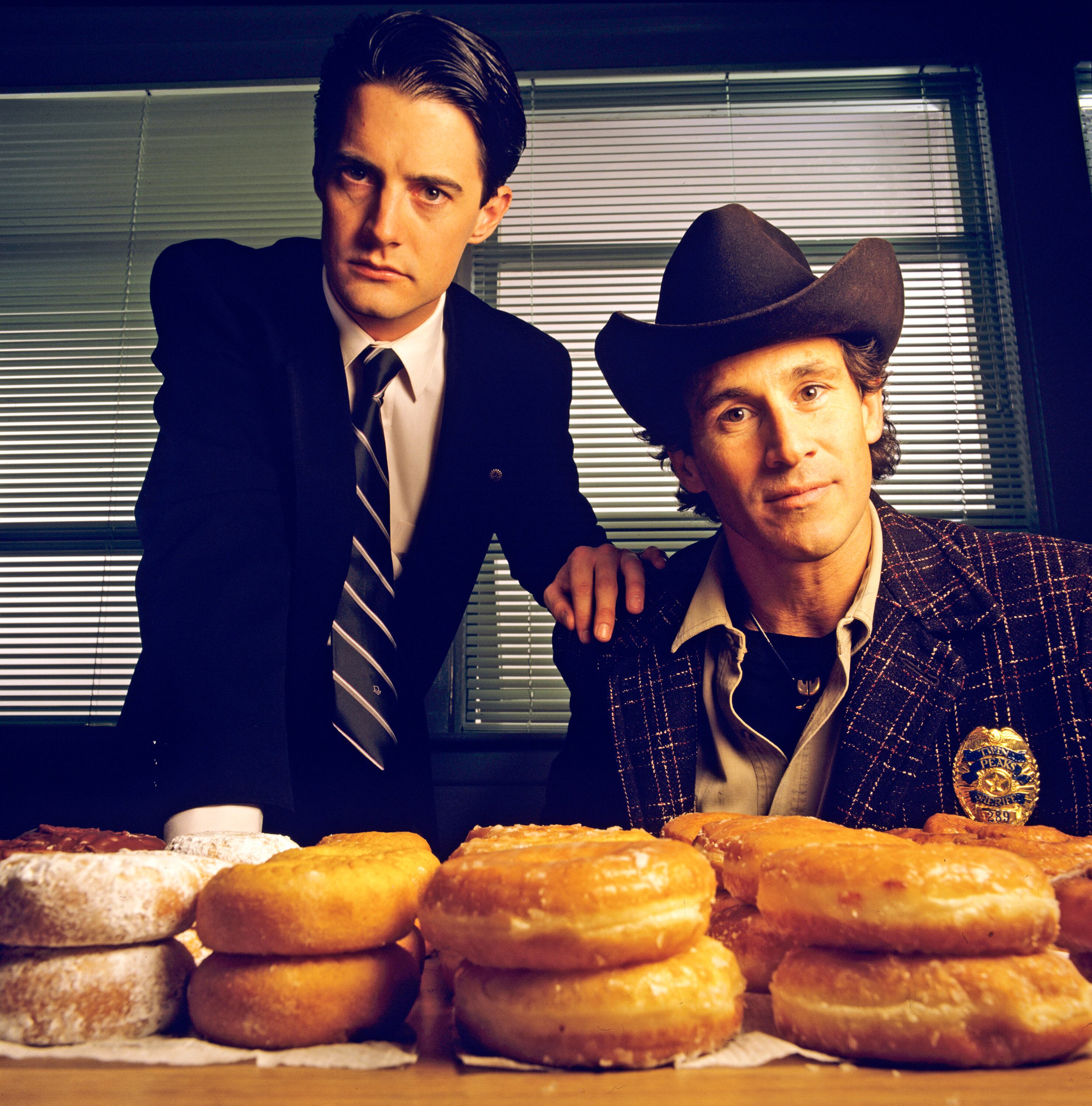 Kyle MacLachlan con Michael Ontkean, o sea, el sheriff Truman, y un montón de donuts en 'Twin Peaks'. 