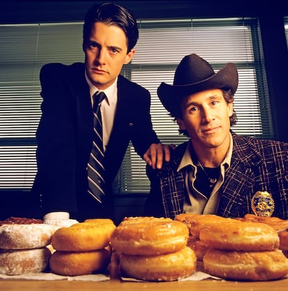 Kyle MacLachlan con Michael Ontkean, o sea, el sheriff Truman, y un montón de donuts en 'Twin Peaks'. 