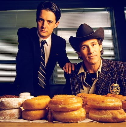 Kyle MacLachlan con Michael Ontkean, o sea, el sheriff Truman, y un montón de donuts en 'Twin Peaks'.