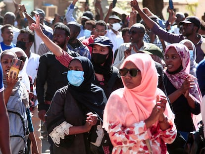 Manifestantes marchan este domingo en Jartum, capital de Sudán, por el regreso de un Gobierno civil tras el golpe militar.