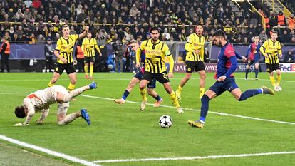 Ferran Torres marca el 1-2 para el Barcelona en el Iduna Park de Dortmund.