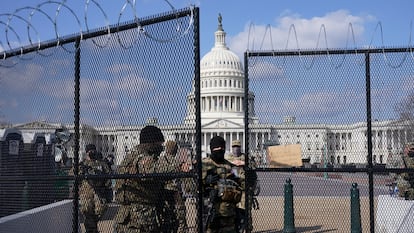 Miembros de la Guardia Nacional vigilan los alrededores de un Capitolio blindado, Washington, el 4 de marzo de 2021.