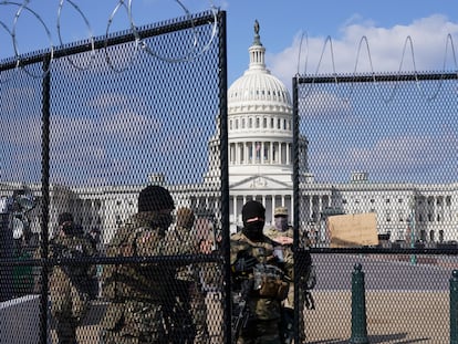 Miembros de la Guardia Nacional vigilan los alrededores de un Capitolio blindado, Washington, el 4 de marzo de 2021.