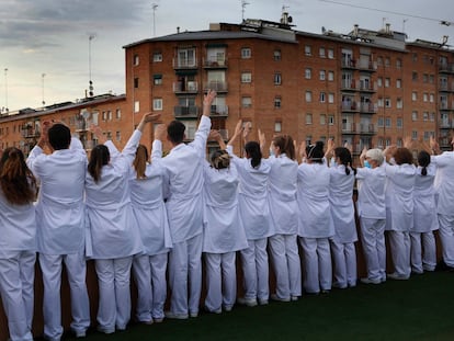 Médicos y enfermeros desde la terraza del hotel Terrassa Park (Terrassa, Barcelona), reconvertido en hospital durante la peor fase de la pandemia, aplauden y saludan a los vecinos el 18 de abril