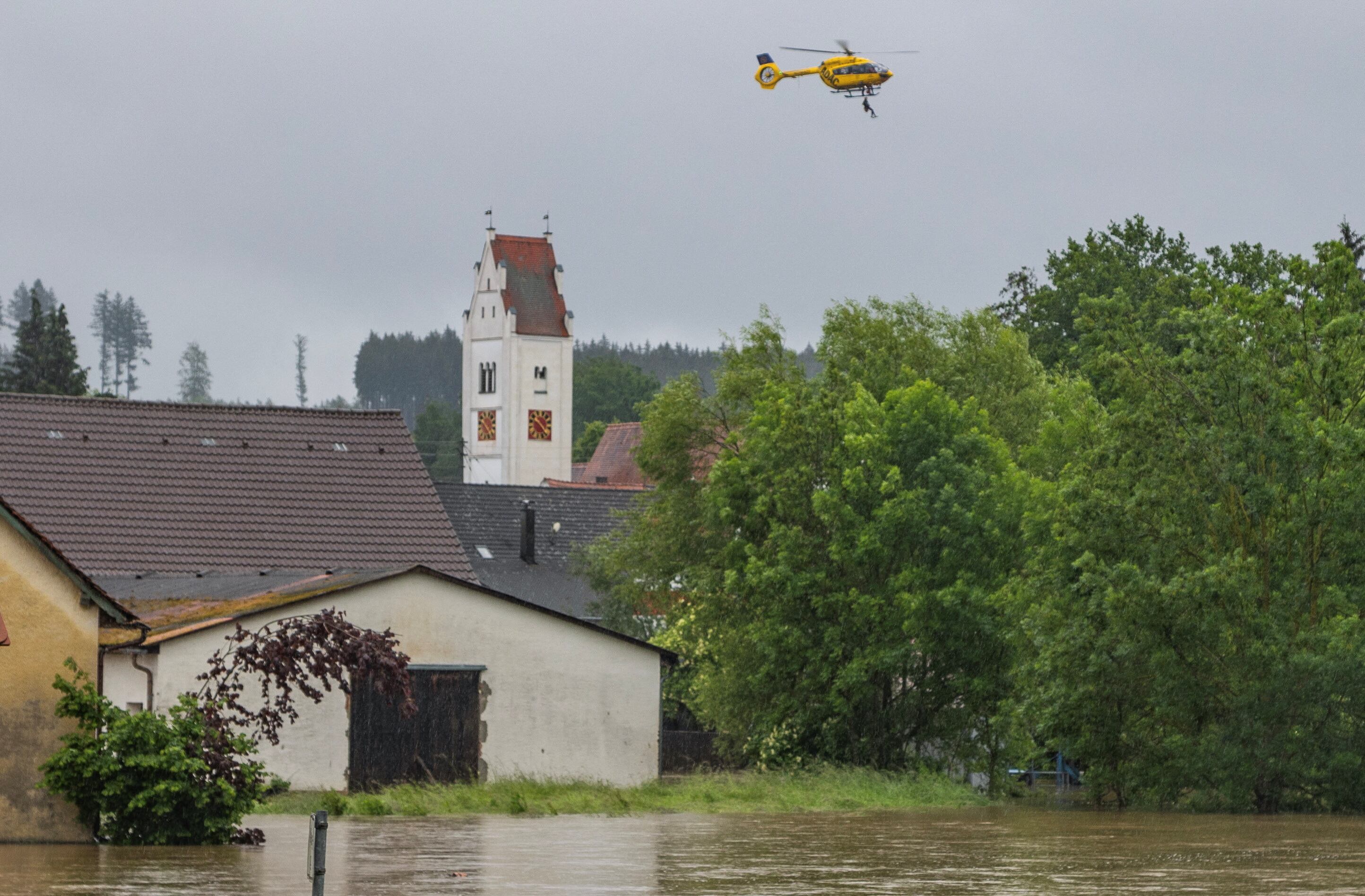 Servicios de emergencia trabajando en Fiscnach, al sur de la ciudad de Augsburgo, Alemania.
