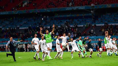 La selección italiana festeja con la afición su pase a la semifinal tras batir a Bélgica.