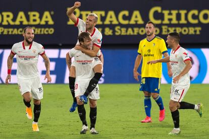 Los jugadores del Sevilla celebran el gol de Rakitic este domingo ante el Cádiz.