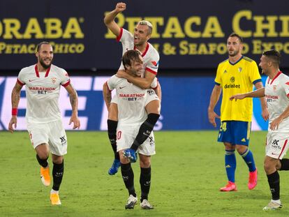 Los jugadores del Sevilla celebran el gol de Rakitic este domingo ante el Cádiz.