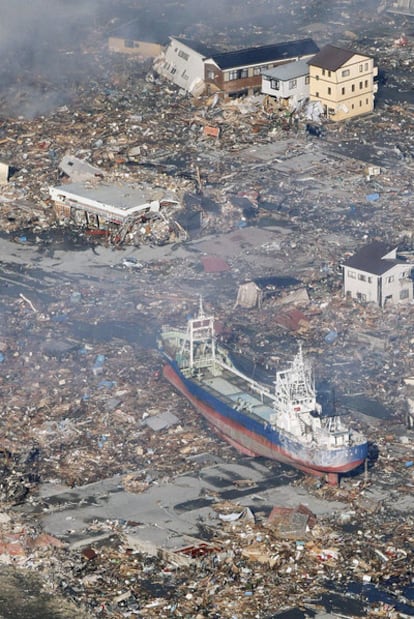 Un barco arrastrado por el maremoto yace entre escombros en el centro de la ciudad de Kesennuma,  en el noreste de Japón.