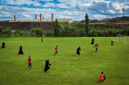 En 1881, los jesuitas y estudiantes del São Luis College en Itu ya daban patadas a un balón; antes de que llegara el padre oficial del fútbol en Brasil, Charles Miller. Sacerdotes y alumnos del seminario Santo Tomás de Villanova en Ourinhos (2013). El equipo ha ganado numerosos torneos en los últimos años y está entre los mejores de la región.