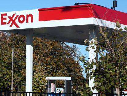 Una gasolinera Exxon en las afueras de Chicago, Estados Unidos.