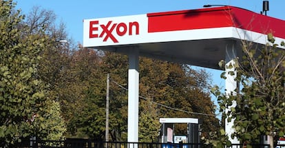 Una gasolinera Exxon en las afueras de Chicago, Estados Unidos.