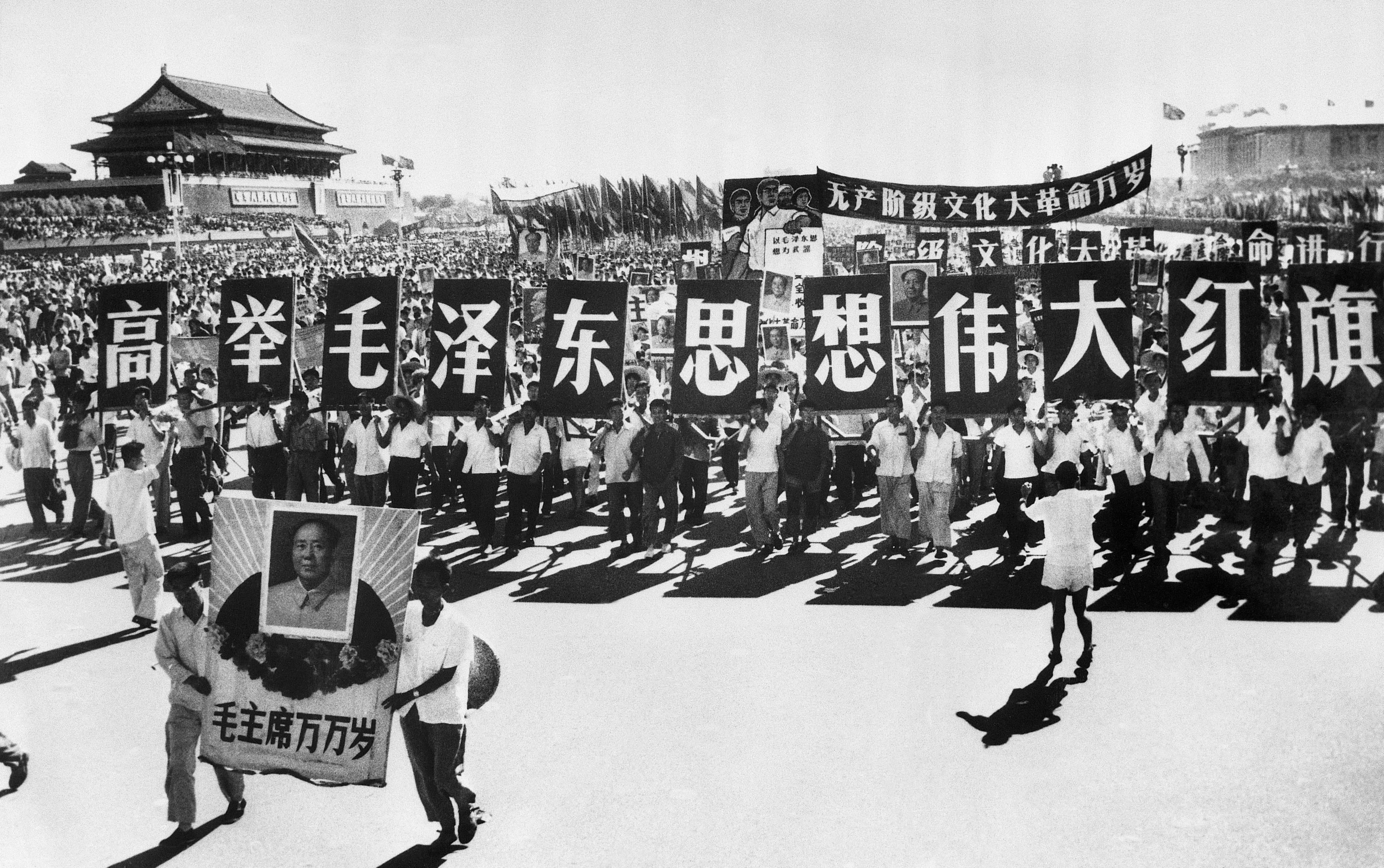 Frank Dikötter, experto en la Revolución Cultural china: “Un dictador tiene que pasar mucha parte de su tiempo controlando a quienes le rodean”