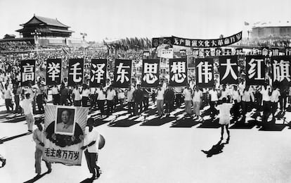 Estudiantes y profesores marchan en Pekín a favor de Mao Zedong.