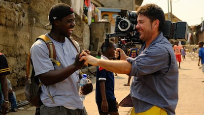 Chennu Bah y Raúl de la Fuente, durante el rodaje de 'El infierno' en Freetown, Sierra Leona.