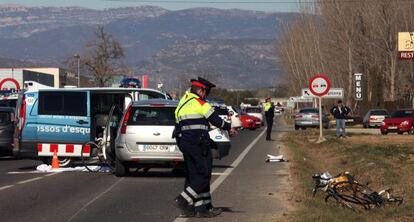 Varios agentes inspeccionan los restos del accidente de Vallfogona.