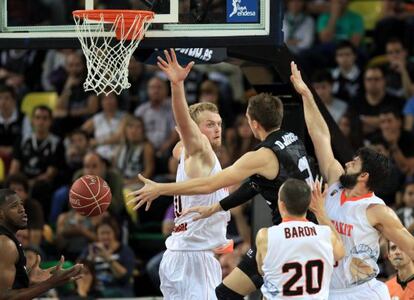 Williams recibe una asistencia ante la oposición del jugador del Montakit Fuenlabrada Daniel Clark.